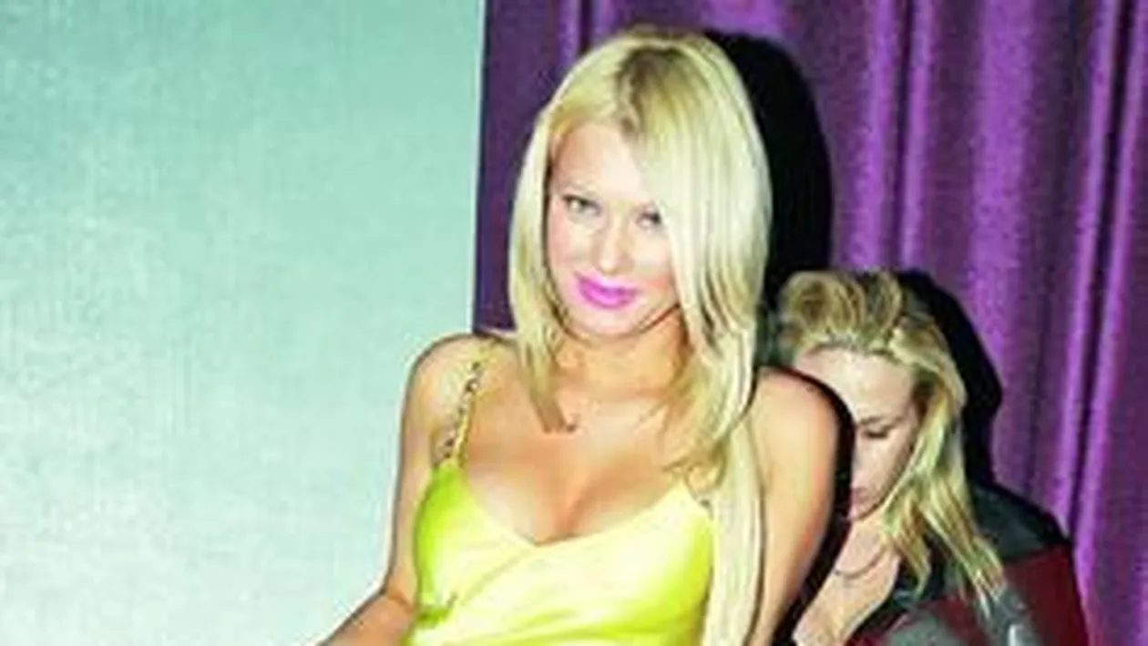 Simona Sensual s-a impacat cu Maharu