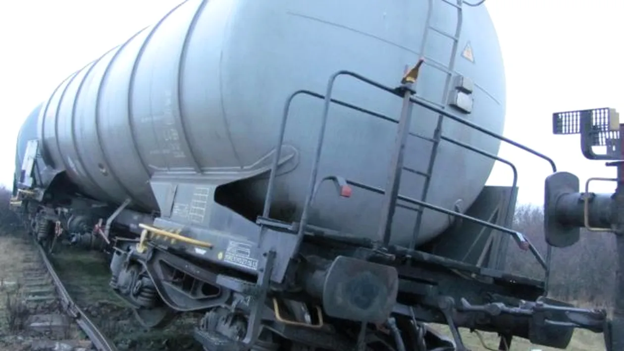 Vagonul unui tren încărcat cu substanțe periculoase a deraiat în Caraș-Severin