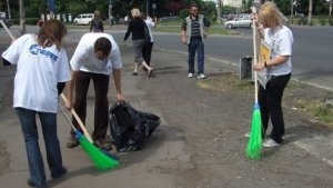 Ce inseamna munca in folosul comunitatii! Pedepsiti sa vopsesca garduri, sa sape si sa se ocupe de curatenia in piete!
