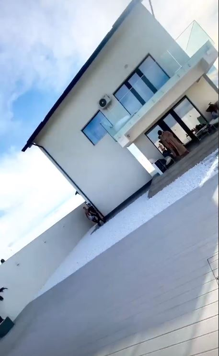 Râzi cu lacrimi! Ce comentariu i-a lăsat Codin Maticiuc lui Dorian Popa, după ce acesta s-a pozat în piscină de parcă merge pe apă ca Iisus! Răspunsul savuros al cântărețului