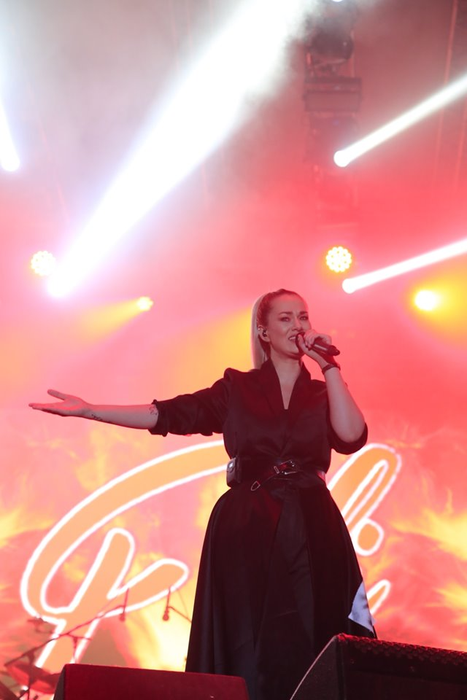Irina Rimes, gafa anului pe scenă! Vedeta Pro TV a rămas cu „rușinica” la vedere la Festivalul Castanelor 2019