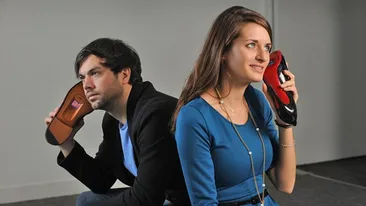 Nebunie în lumea modei britanice! Un designer a transformat pantofii în telefoane mobile! Ai folosi aşa ceva?