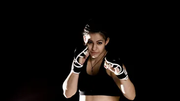 In pasi de salsa spre cusca de MMA! Cum poate sa arate cea mai fioroasa romanca!