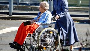 Ce salariu are o badantă româncă din Italia în 2026. Suma la care ajunge lunar, pe lângă cazare și mâncare