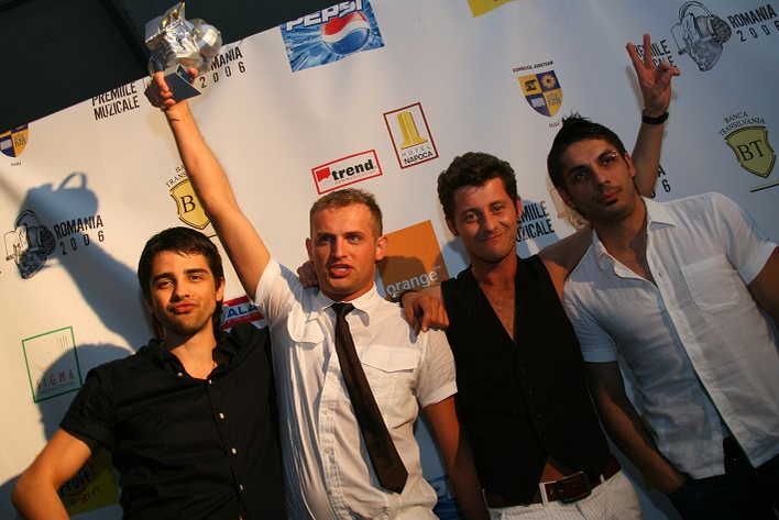 Trupa Akcent pozeaza dupa festivitatea de premiere din cadrul Galei MTV, desfasurata la Cluj-Napoca, sambata, 3 iunie 2006.