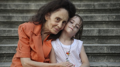 Gest socant facut de cea mai batrana mama din Romania! Adriana Iliescu, fotografiata facandu-i asta fetitei ei pe mijlocul strazii