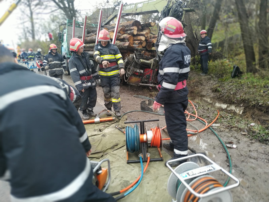 Accident grav în județul Dâmbovița. O femeie a fost prinsă sub un camion cu lemne. Victima a decedat la spital
