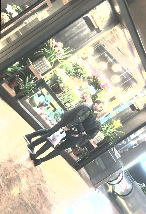 Iuliana și Dragoș au mâncat la un restaurant din mall, apoi s-au oprit la o florărie