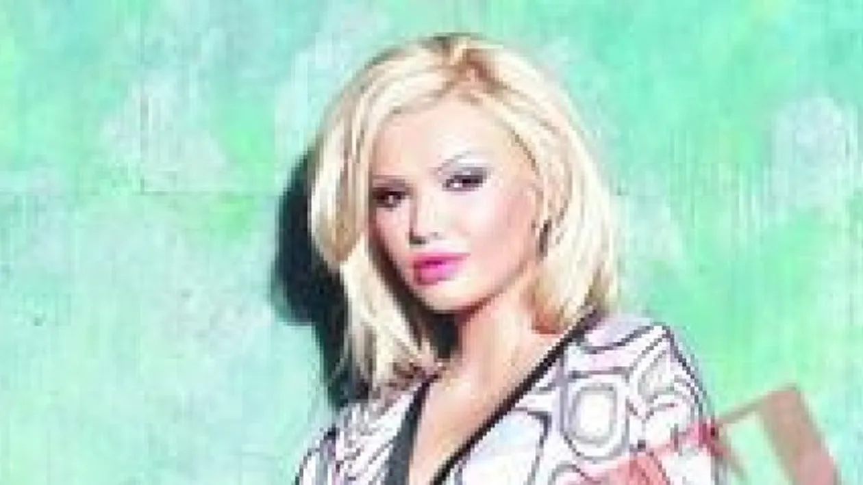 HOT HOT HOT! A venit in Romania si a dat startul dezmatului! Loredana ex. Trident, pipaita pe sani de o femeie! Imagini incendiare