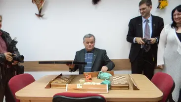 Ontanu a inaugurat un centru de servicii sociale destinat batranilor cu un meci de table! Vezi ce partener inedit a avut edilul!