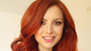 Secrete de familie! Află cum reuşeşte Elena Gheorghe să îndeplinească rolurile de mamă, artistă şi soţie! Chiar nu te aşteptai