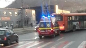 O femeie din Baia Mare a fost acroșată de un autobuz, chiar pe trecerea de pietoni