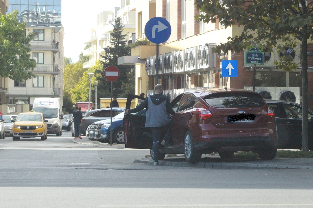 Cosmin Seleși a parcat direct pe trotuar