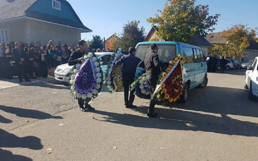 FOTO / Imaginile durerii! Ce s-a întâmplat la înmormântarea preotului care a murit alături de familia lui, în timp ce mergeau la Sf. Parascheva!