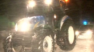 In judetul Buzau, doua autobuze au ramas blocate in zapada