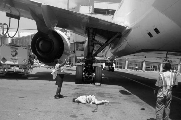 O însoțitoare de zbor a companiei Emirates a încercat să se sinucidă! A sărit din avion și…