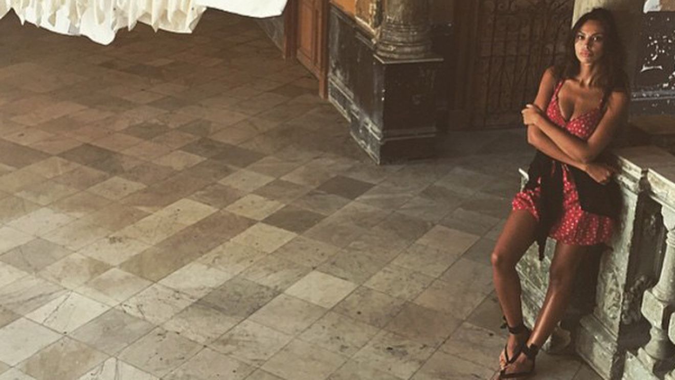 Madalina Ghenea si-a facut aparitia in Cuba cu un decolteu de zile mari!Fosta iubita a lui DiCaprio a facut senzatie