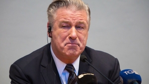 Actorul Alec Baldwin este în pragul colapsului după ce și-a împușcat o colegă! Tragedia i-a zguduit din temelii și căsnicia