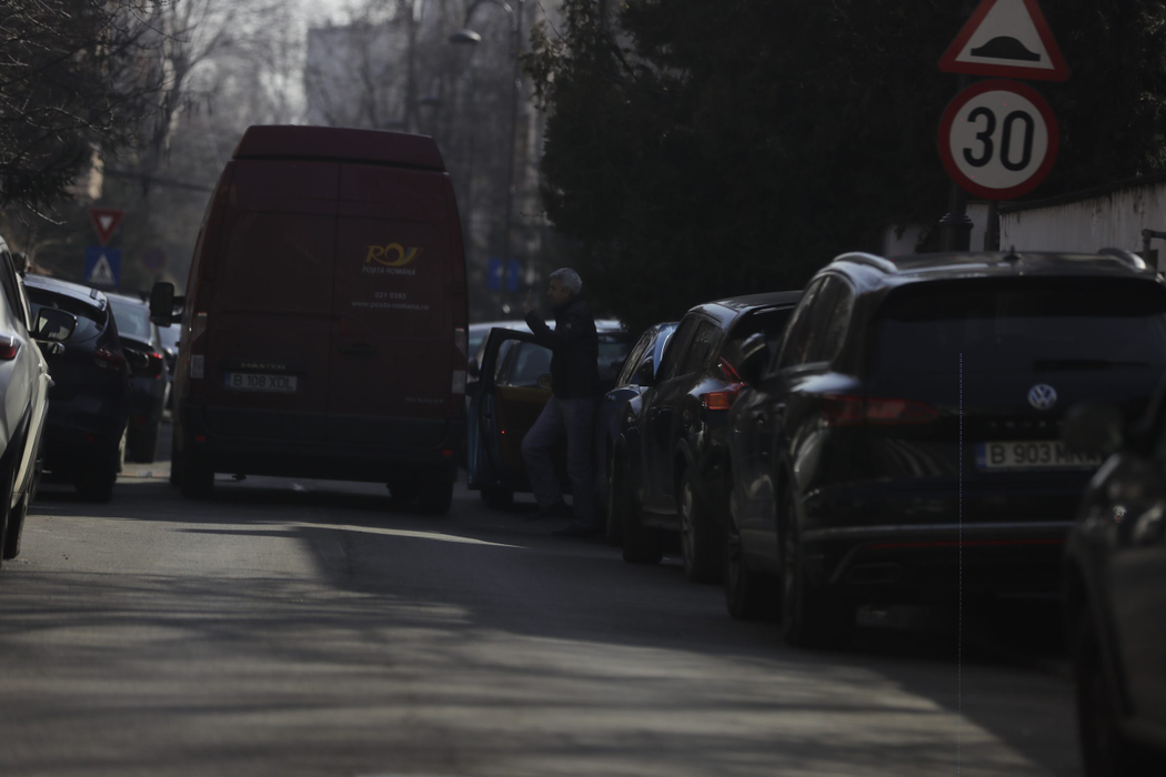 Dan Diaconescu, în fața vilei sale după ce și-a luat fiica de la școală