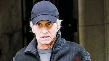 Michael Douglas nu mai apuca Revelionul?