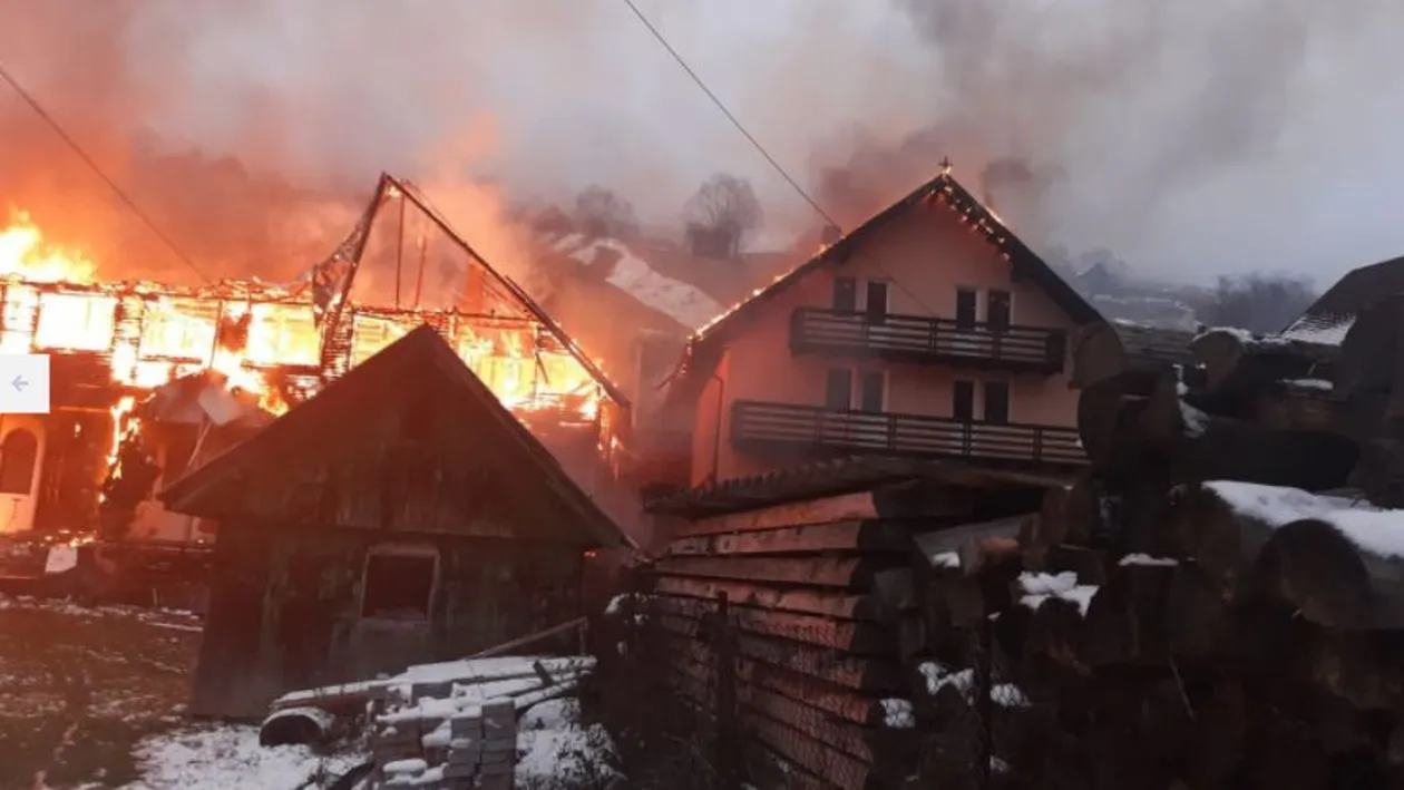 News Alert! Incendiu de amploare la Moieciu de Sus. Trei pensiuni au luat foc ca o torță