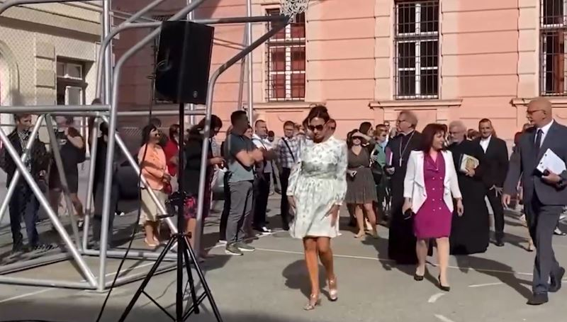 Carmen Iohannis a atras toate privirile în prima zi de școală/ sursă foto: captură video Mesageruldesibiu