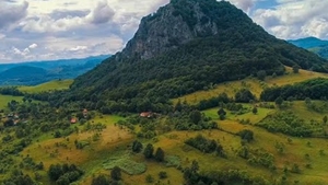Cheile Tăii, locul magic din România care te duce cu gândul la Egipt. Primăvara provoacă un joc de culori fascinant