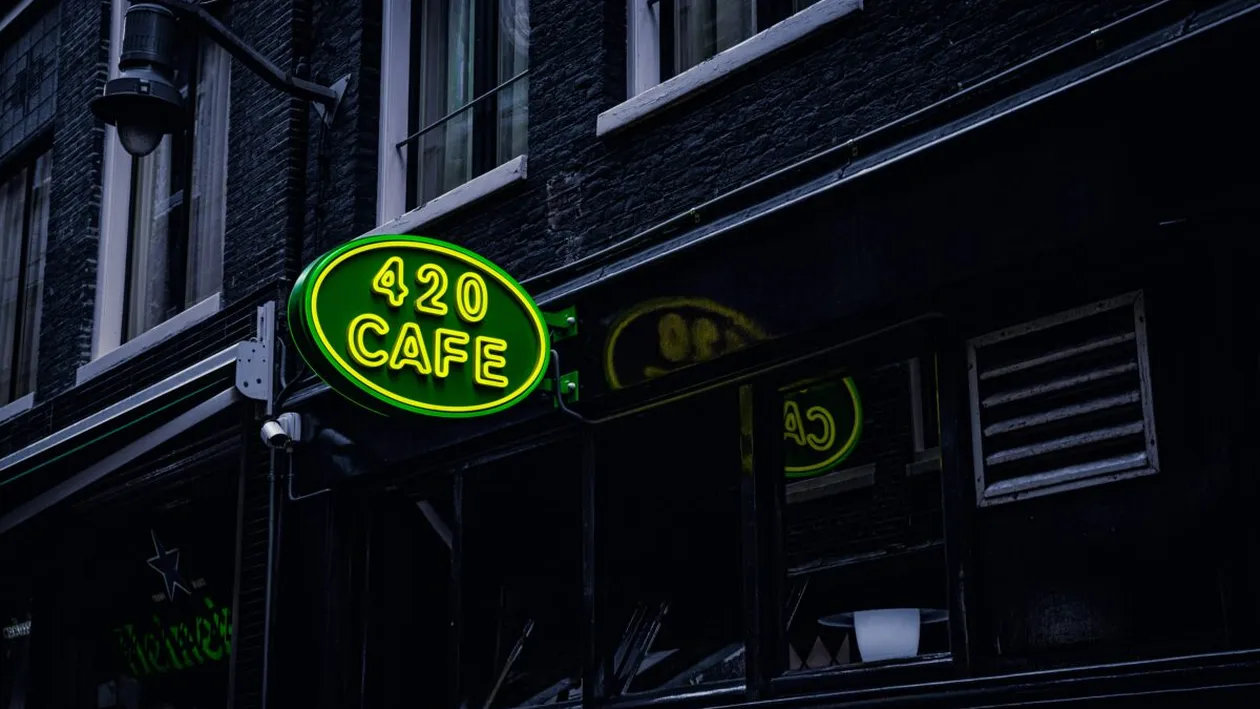 Decizie istorică în Amsterdam. Fumatul de marijuana va fi interzis pe străzile zonei celebre a orașului
