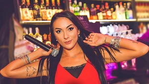 Răsturnare de situație în cazul morții lui DJ Lalla. O persoană misterioasă urmărește ce se întâmplă cu trupul femeii. Poliția o caută