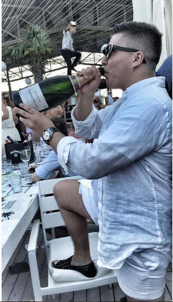 Robert Becşenescu bea şampanie Laurent Perrier în club