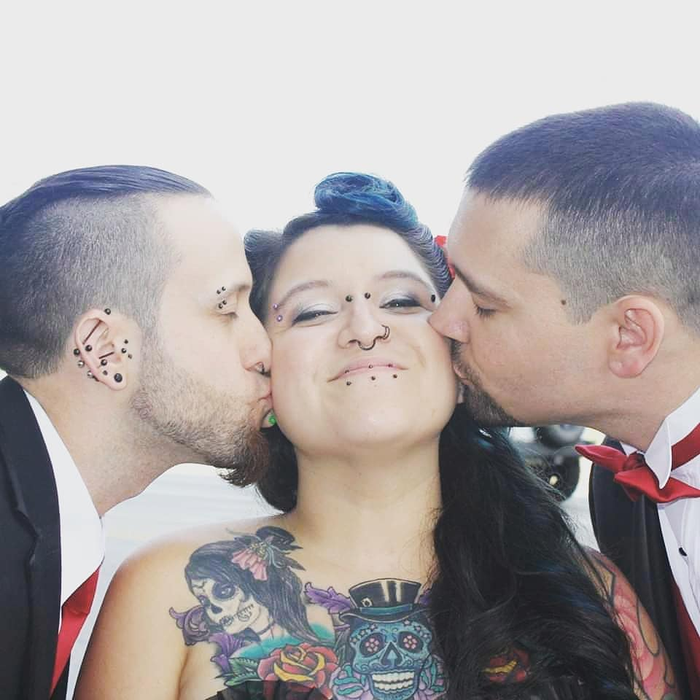 Mariaj atipic! O femeie este căsătorită cu doi bărbați. Cum merge relația în trei. „Noi ne considerăm o familie”