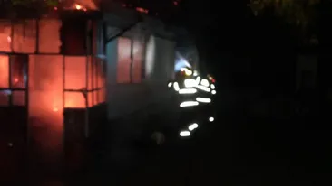 A rămas sub cerul liber. Casă mistuită de foc în Argeș