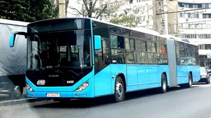 Imaginile zilei | Un bărbat a sărit pe geam din autobuzul STB. Val reacții în online: „Eu mereu am crezut că există Omul-Păianjen”