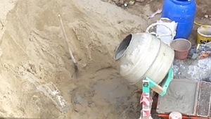 ”Meșterul Manole” din Gorj și-a băgat soția cu capul într-o găleată cu beton