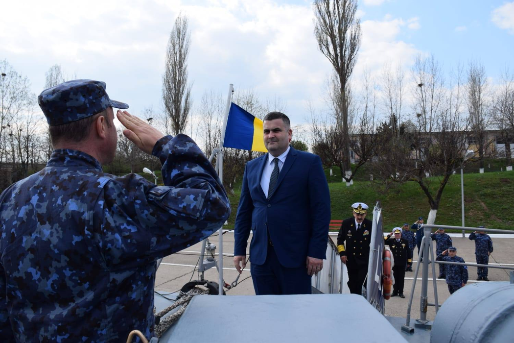 De la butonat telefonul în timpul onorului militar, Gabriel Leș a trecut la pix și foaie ca să nu mai fie acuzat că nu respectă armata