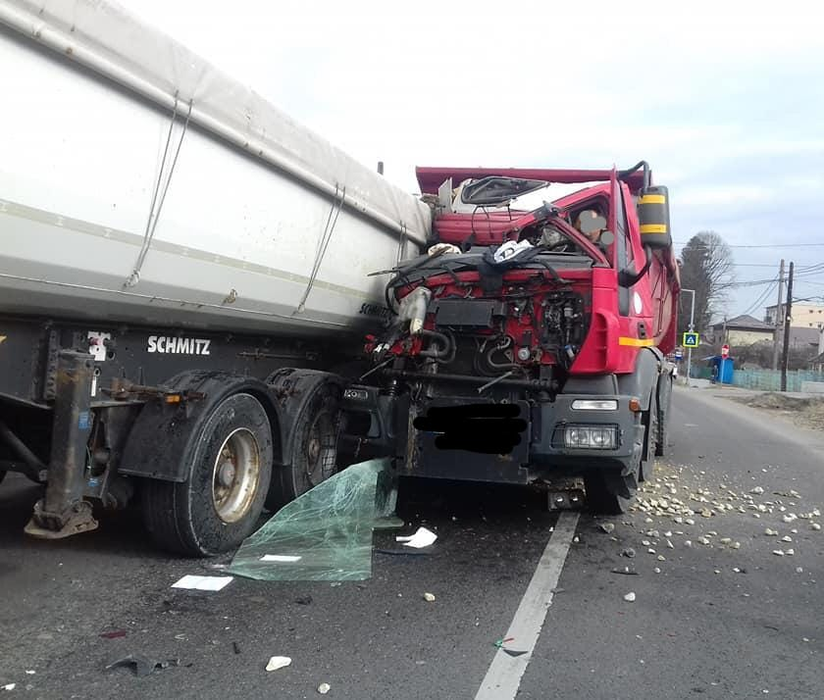 VIDEO. Accident violent în Argeș, două camioane s-au ciocnit! Un bărbat, în stare gravă la spital