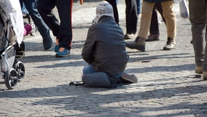 Lecție de modestie predată la un semafor din București. Ce a făcut un cerșetor care a primit 50 de lei de la o femeie