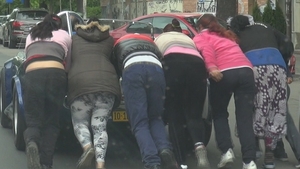 Toata brigada de parcagii din Dorobanti in alerta! Cum au incercat sa porneasca o decapotabila de fata cu un milionar celebru!