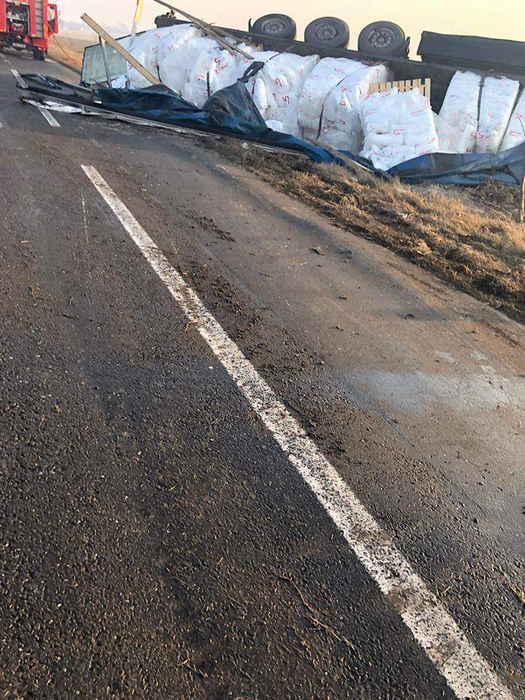 Un camion s-a răsturnat pe DN 2, în Ialomița. Șoferul a murit