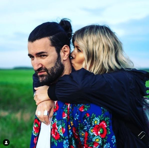 Gina Pistol și Smiley, sarcini diferite în calitate de părinți: “Eu o hrănesc cu biberonul”. Artistul nu a învățat să îi schimbe scutecele Josephinei