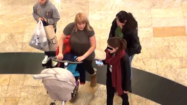 Are doar un an si este rasfatata familiei! Fetita lui Brenciu a bifat prima iesire la mall la bordul unui carut de 5.000 de lei