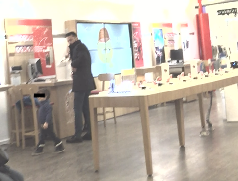 După ce a reuşit să-l convingă pe cel mic să renunţe la jucării, s-a oprit într-un magazin unde şi-a testat abilităţile de Don Juan