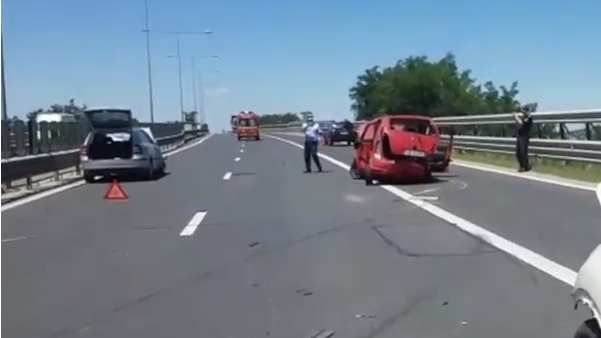 Accident grav pe A1! Trei mașini s-au ciocnit violent, iar două dintre victime au rămas încarcerate. VIDEO