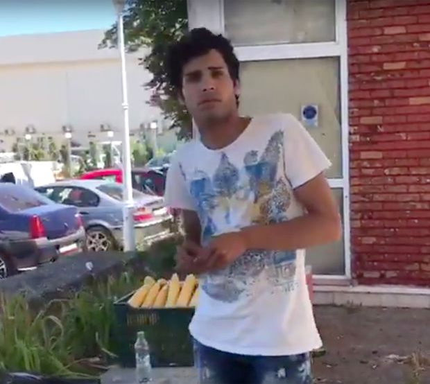 După ce vei vedea asta, nu vei mai mânca niciodată! Cum e pregătit, de fapt, porumbul fiert vândut pe plajele de lux din Mamaia