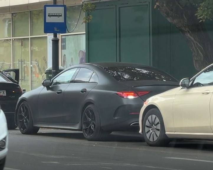 Selly a ajuns la NUBA Cafe cu un Mercedes CLS care a costat peste 80.000 de euro (Foto: CANCAN.RO)