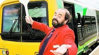 Un functionar de la o statie de cale ferata din Anglia il imita perfect pe Pavarotti. Tenorul din gara