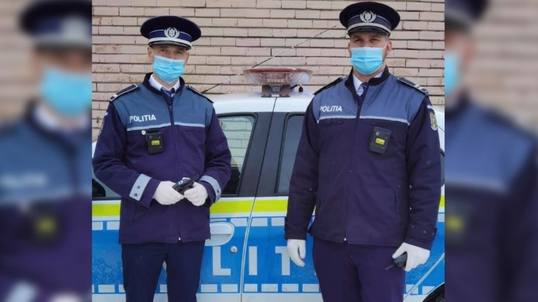 Ei sunt polițiștii-eroi! Au sărit într-un lac înghețat ca să salveze un bărbat de la înec