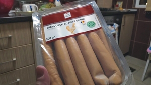 Ce a primit, de fapt, Laura din Iași, după ce a cumpărat un pachet de crenvurști de 9.70 lei, dintr-un supermarket