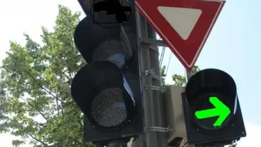 Semaforul intermitent de dreapta. Ce greșeală fac cei mai mulți șoferi