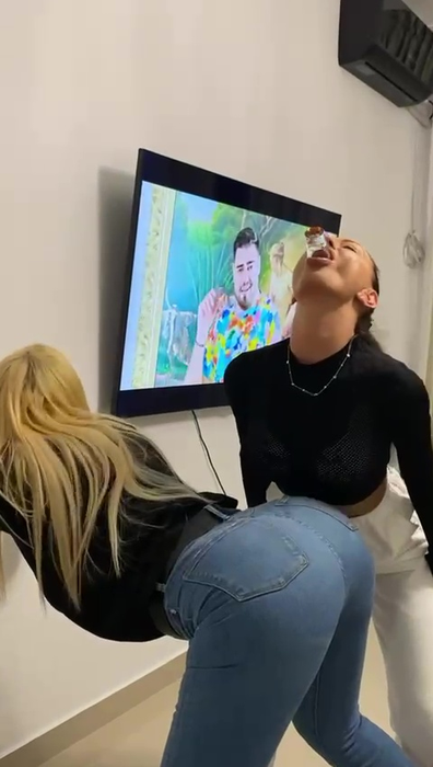 Ana Mocanu și Simona Trașcă, ”body shot” în dormitor!
